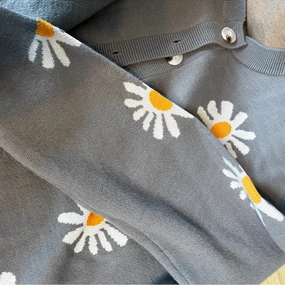 Gray Cardigan with Daisy Pattern - Picture 4 of 5
